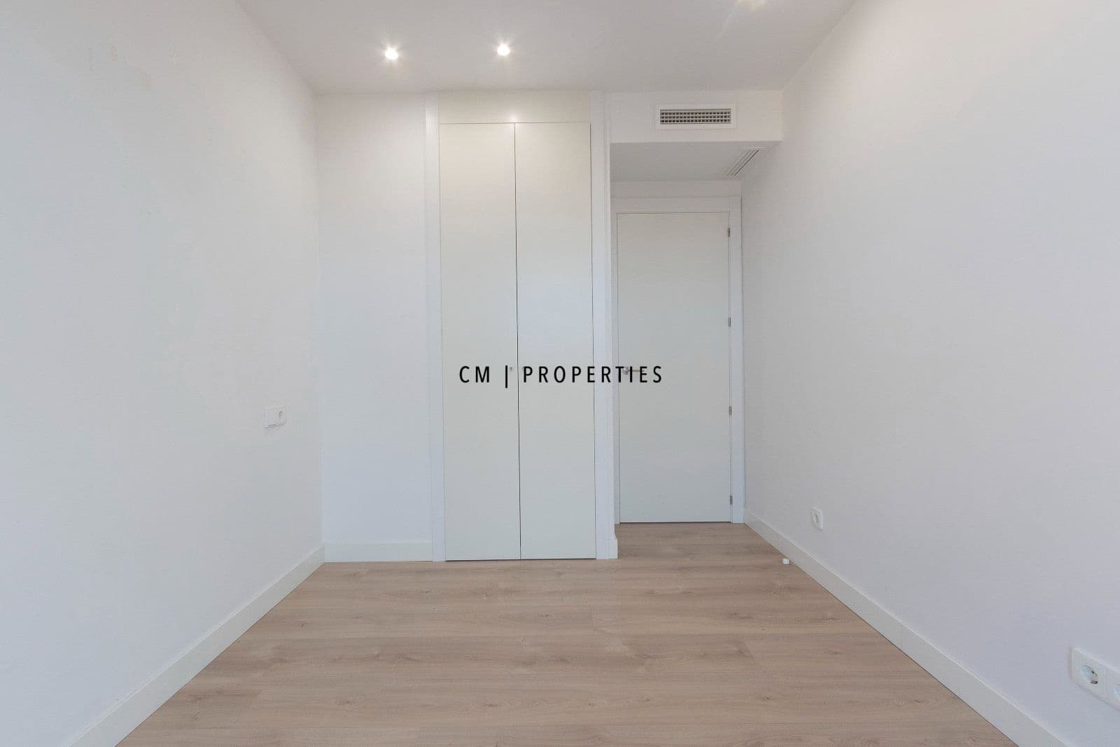 4 bedroom Flat for rent in Valencia city with pool garage - € 4,500 (Ref: 8345902)