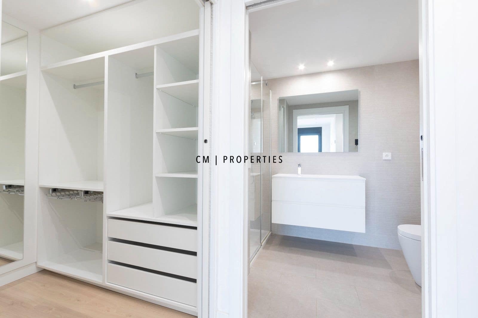 4 bedroom Flat for rent in Valencia city with pool garage - € 4,500 (Ref: 8345902)