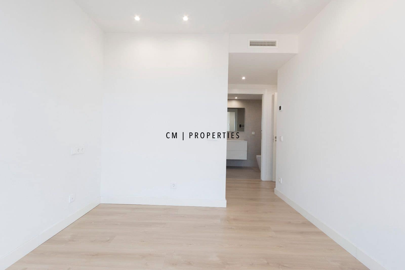 4 bedroom Flat for rent in Valencia city with pool garage - € 4,500 (Ref: 8345902)
