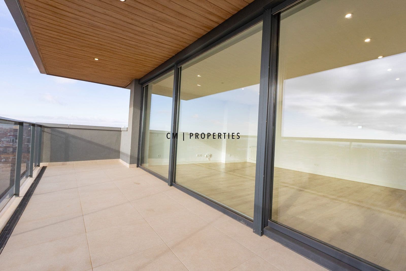 4 bedroom Flat for rent in Valencia city with pool garage - € 4,500 (Ref: 8345902)