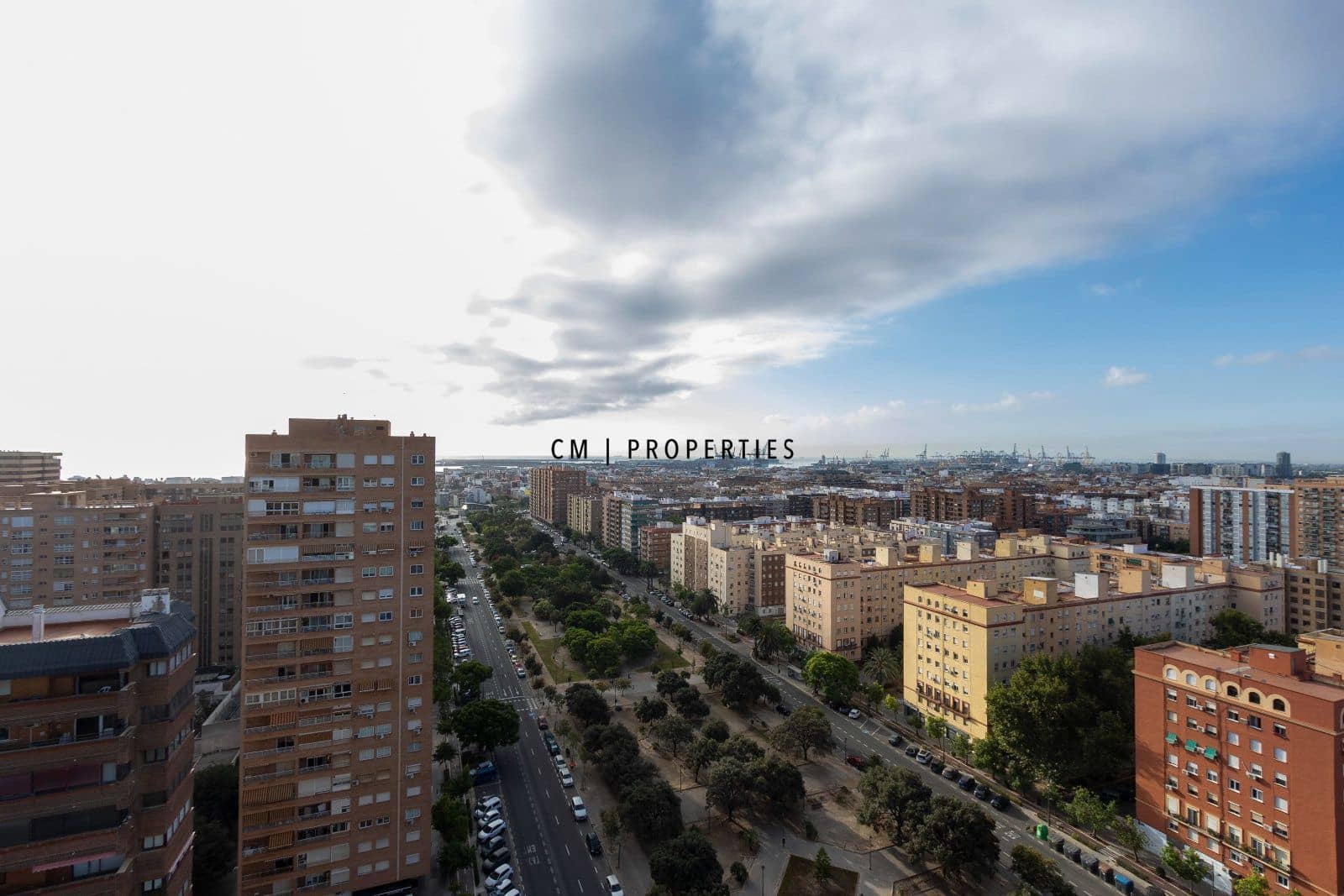 4 bedroom Flat for rent in Valencia city with pool garage - € 4,500 (Ref: 8345902)