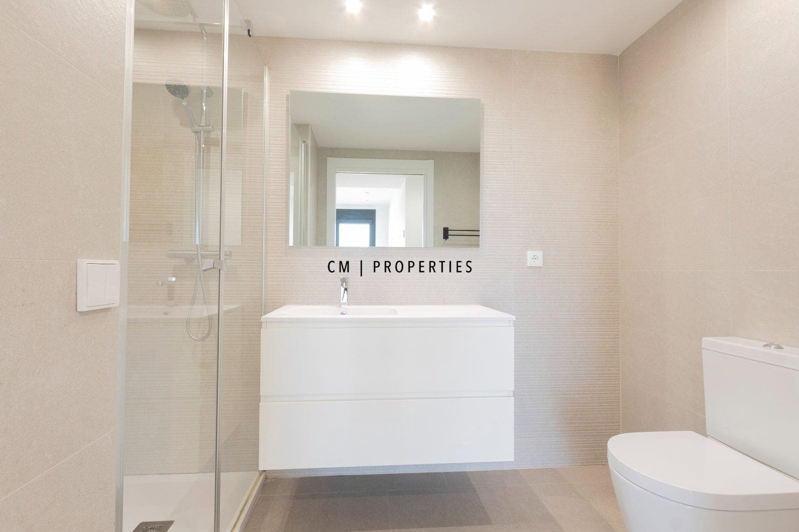 4 bedroom Flat for rent in Valencia city with pool garage - € 4,500 (Ref: 8345902)