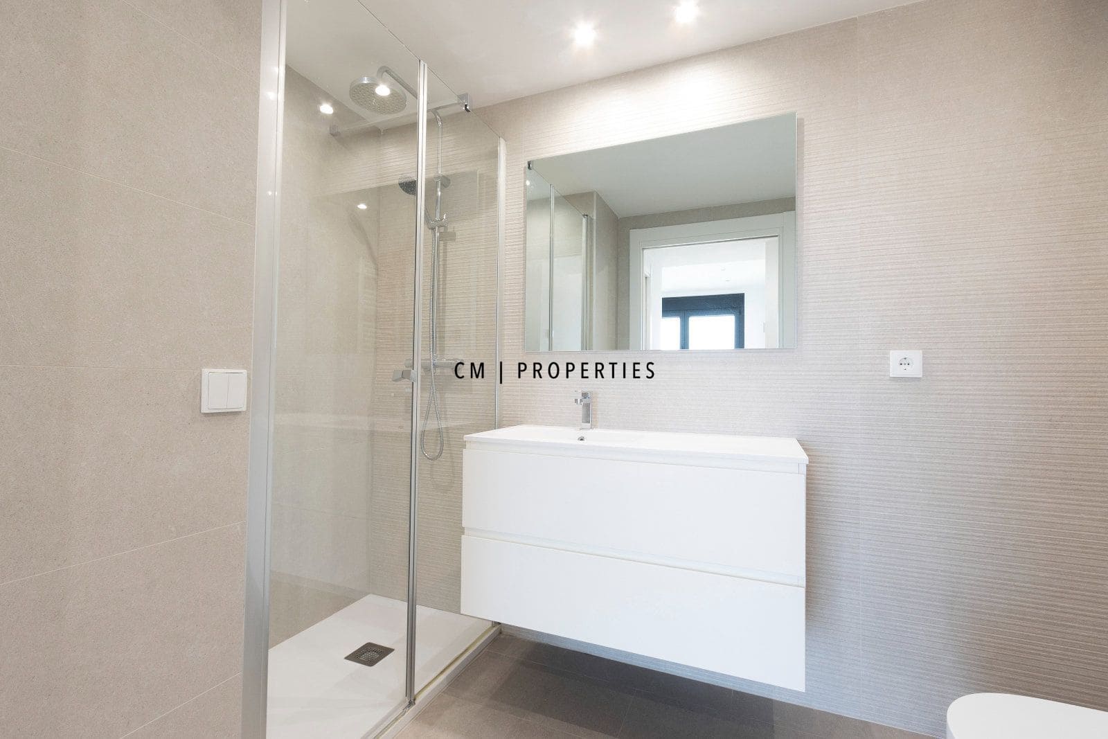 4 bedroom Flat for rent in Valencia city with pool garage - € 4,500 (Ref: 8345902)