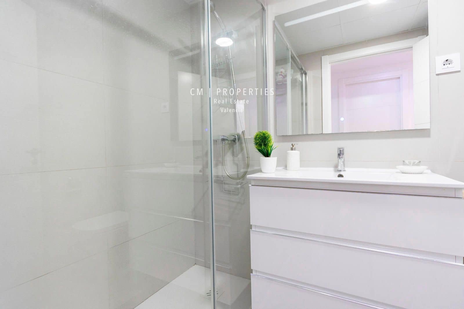 3 sypialnia Mieszkanie do wynajęcia w Miasto Walencja z basenem garażem - 2 600 € (Ref: 8352717)
