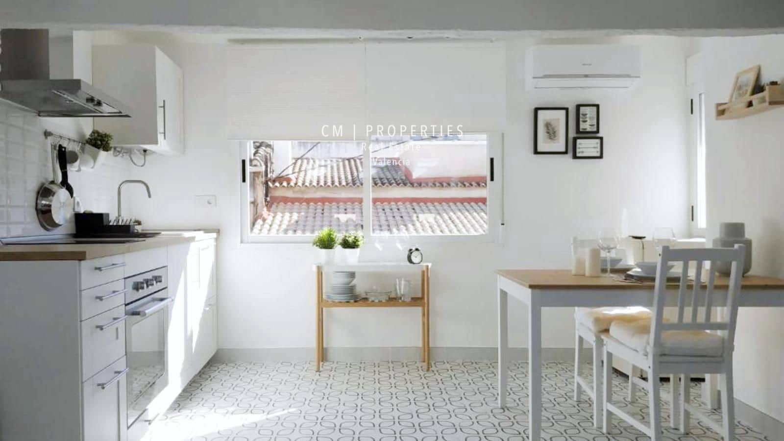 Lejlighed til leje i Valencia by - € 950 (Ref: 8370411)