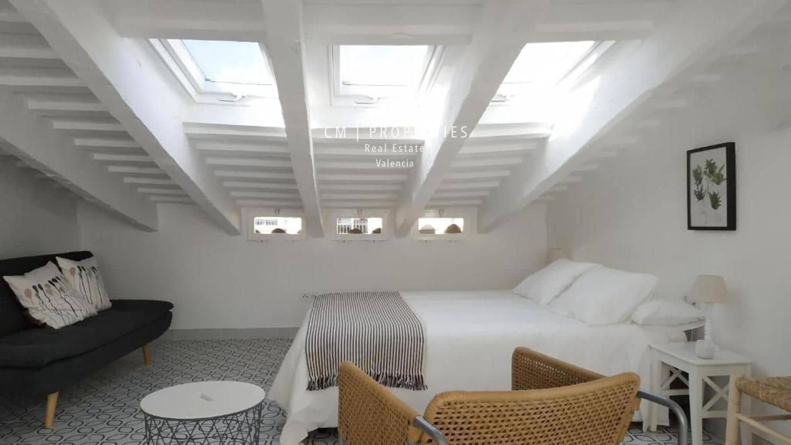 Lejlighed til leje i Valencia by - € 950 (Ref: 8370411)