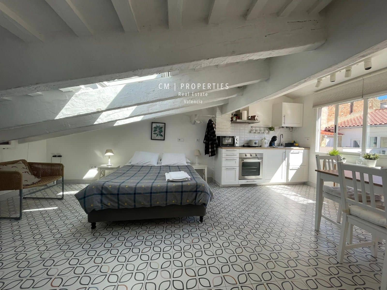 Lejlighed til leje i Valencia by - € 950 (Ref: 8370411)