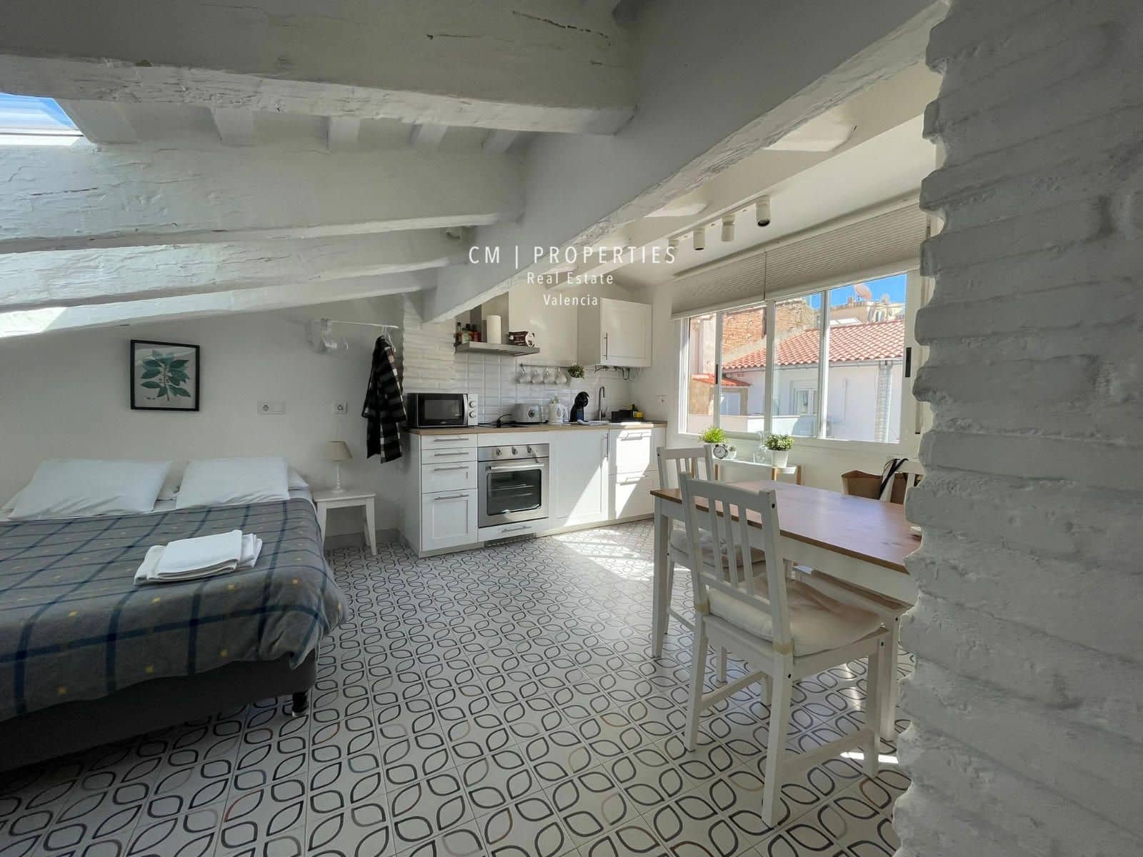 Lejlighed til leje i Valencia by - € 950 (Ref: 8370411)