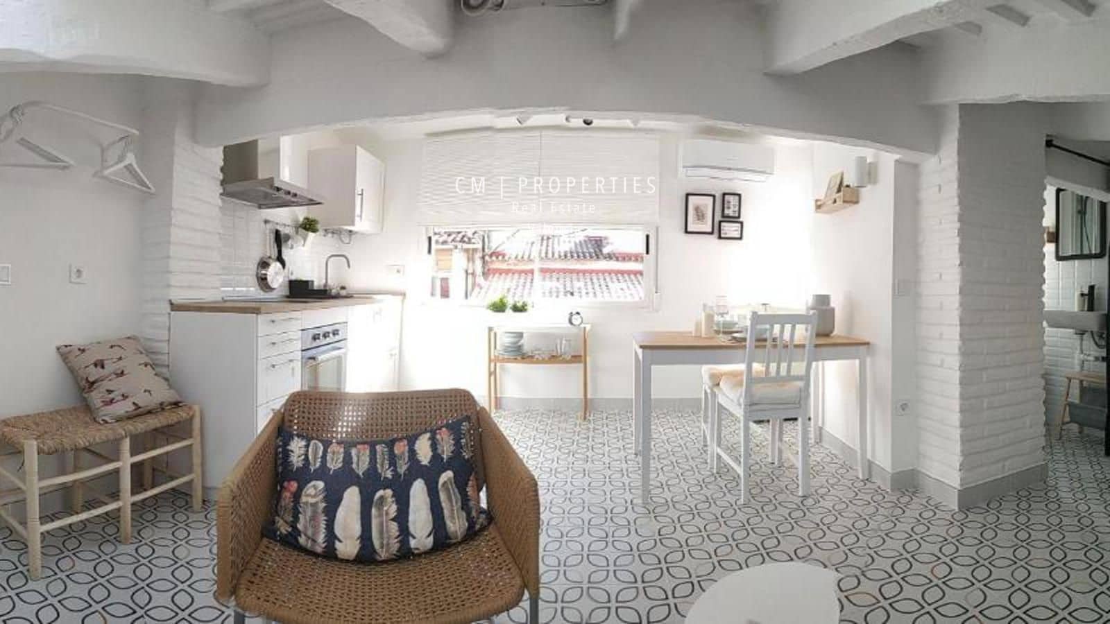 Lejlighed til leje i Valencia by - € 950 (Ref: 8370411)