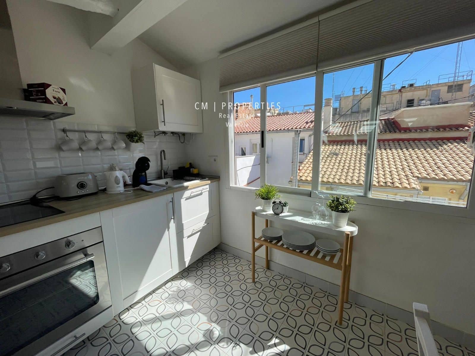 Lejlighed til leje i Valencia by - € 950 (Ref: 8370411)