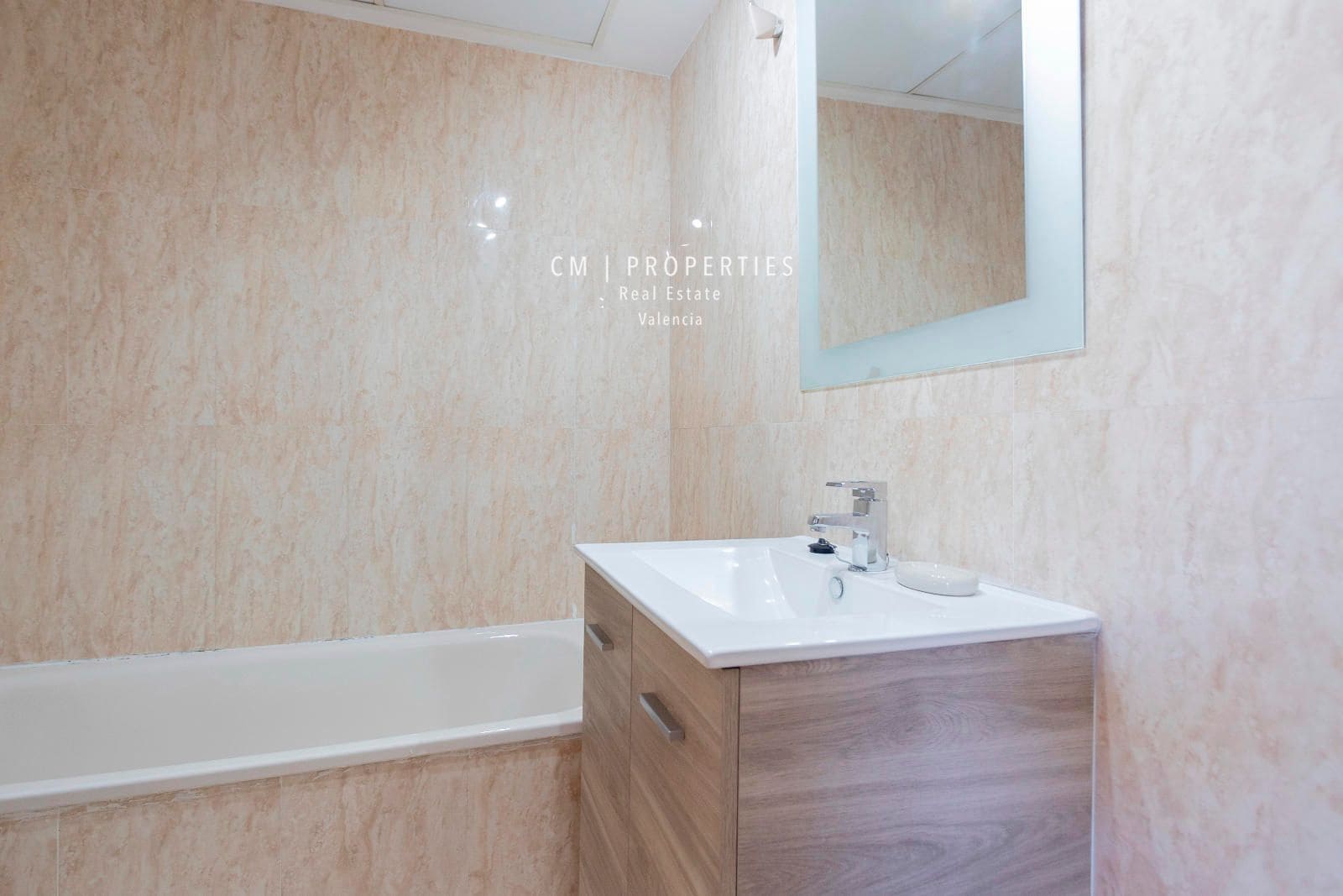 Appartement de 3 chambres à louer à Valence ville avec piscine garage - 2 500 € (Ref: 8371624)