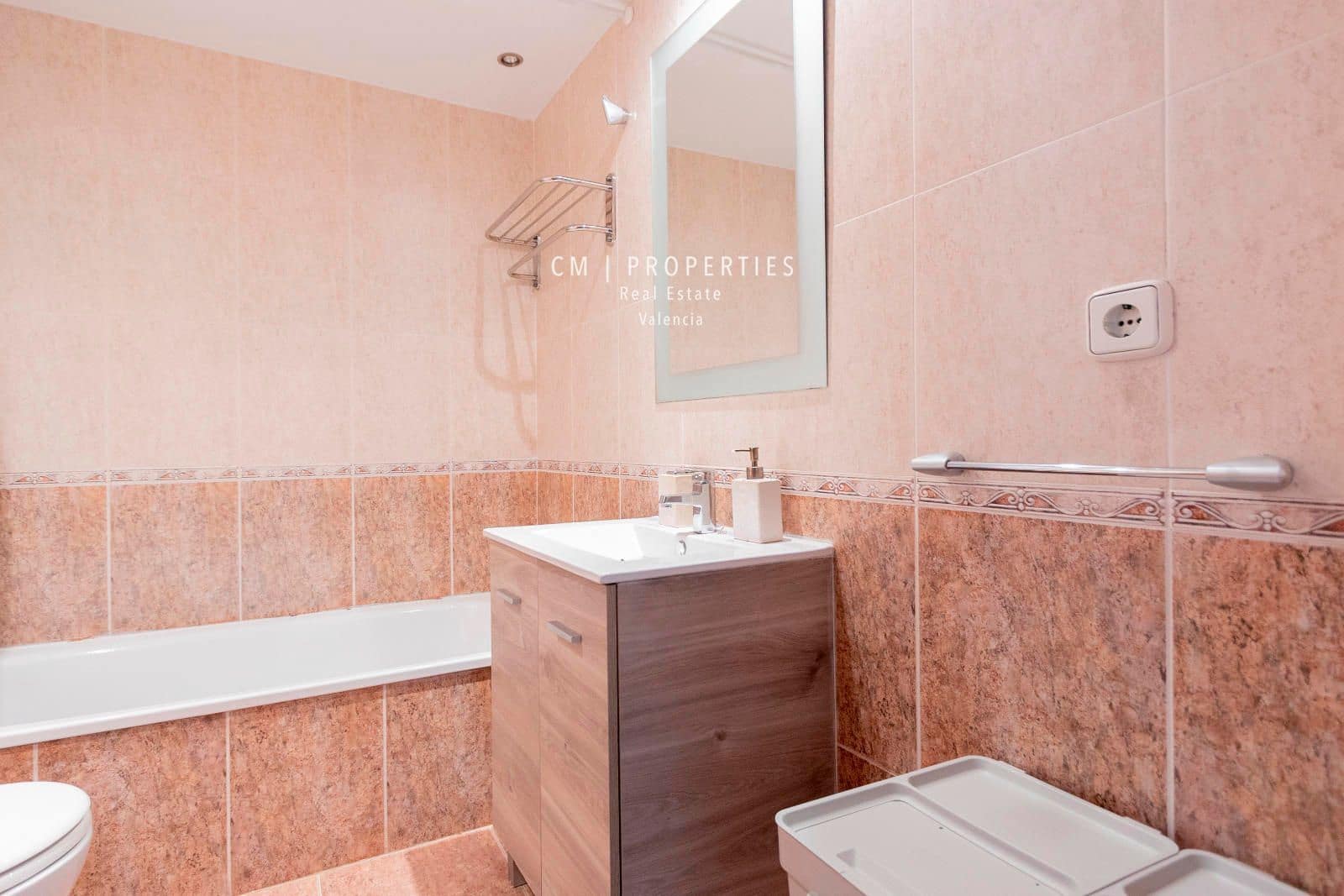 Appartement de 3 chambres à louer à Valence ville avec piscine garage - 2 500 € (Ref: 8371624)