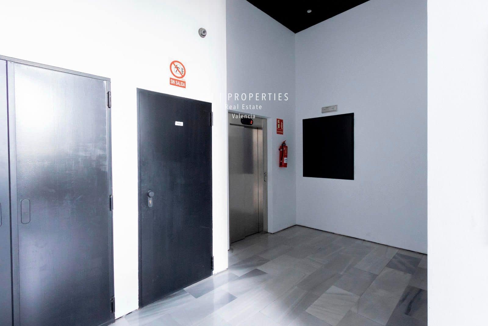 Penthouse til leie i Valencia by med svømmebasseng garasje - € 1 300 (Ref: 8437876)