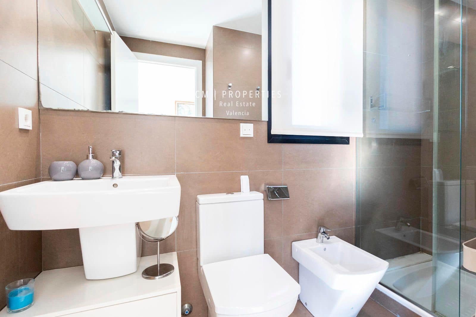 Penthouse til leie i Valencia by med svømmebasseng garasje - € 1 300 (Ref: 8437876)