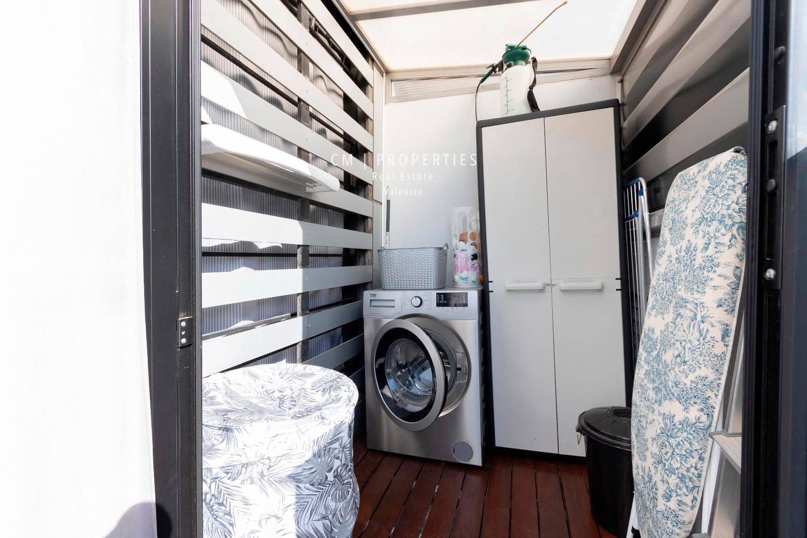 Penthouse til leie i Valencia by med svømmebasseng garasje - € 1 300 (Ref: 8437876)