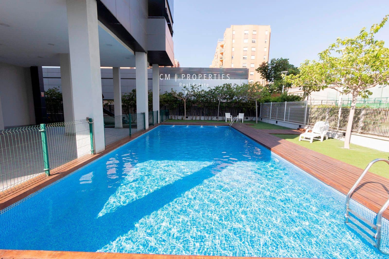 Penthouse til leie i Valencia by med svømmebasseng garasje - € 1 300 (Ref: 8437876)