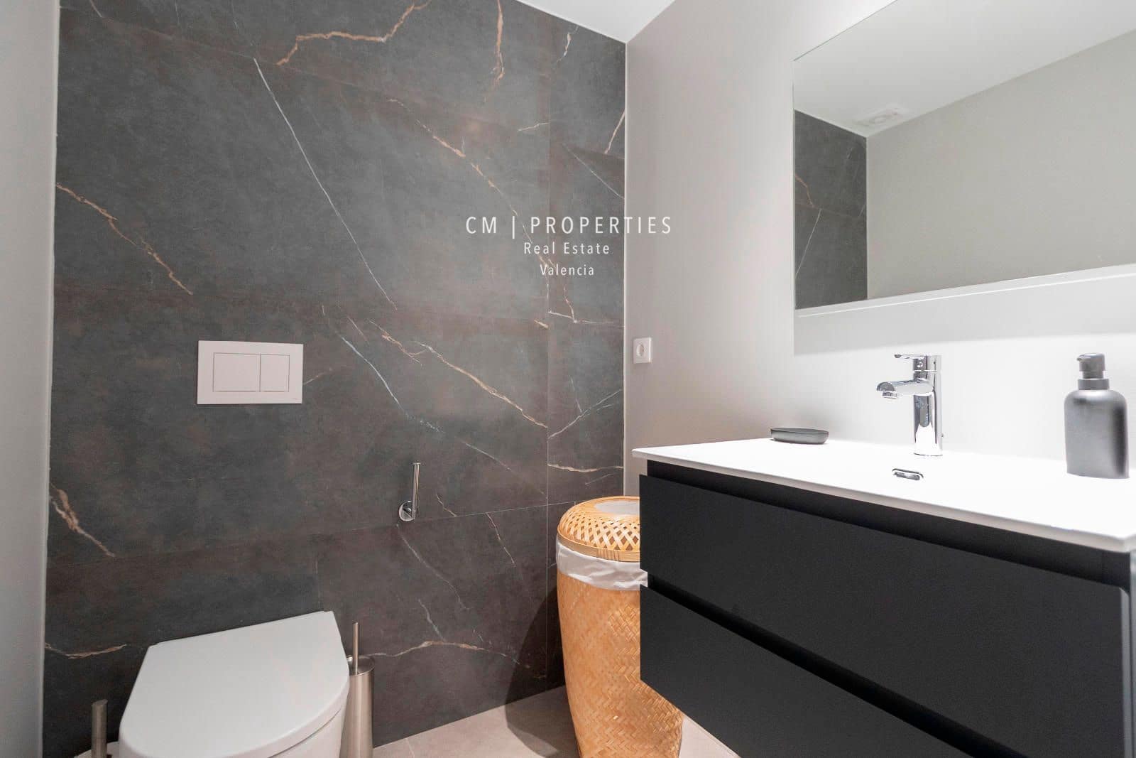 4 bedroom Flat for rent in Valencia city - € 3,800 (Ref: 8449667)
