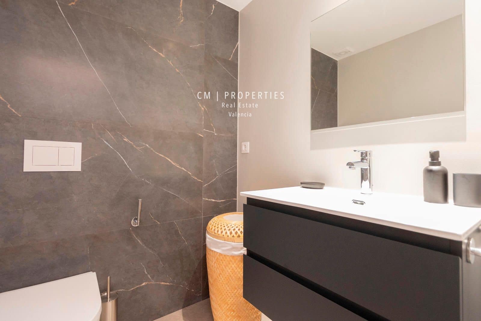 4 bedroom Flat for rent in Valencia city - € 3,800 (Ref: 8449667)