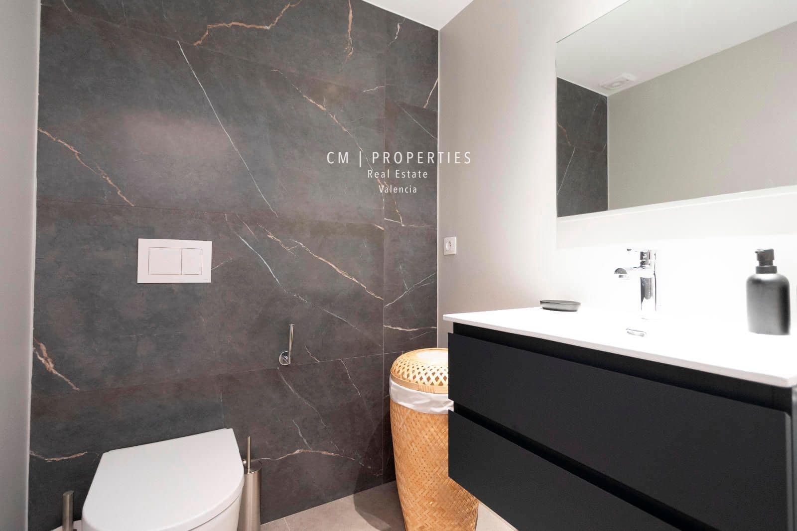 4 bedroom Flat for rent in Valencia city - € 3,800 (Ref: 8449667)