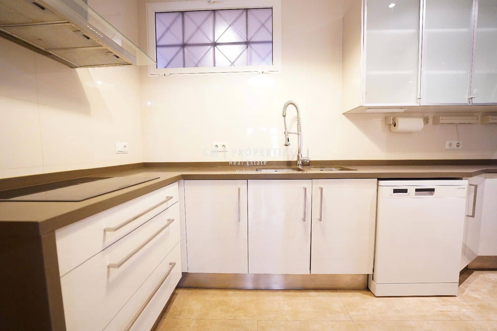 2 quarto Apartamento para arrendar em Valencia cidade - 2 000 € (Ref: 8579102)