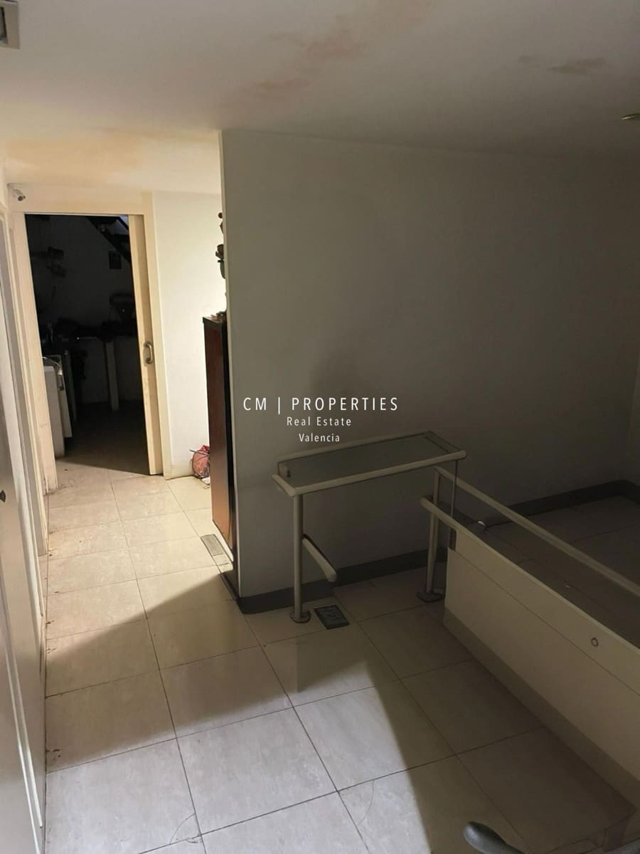 Erhverv til salg i Valencia by - € 175.000 (Ref: 8589886)