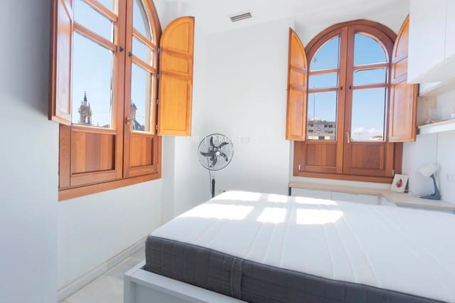 Penthouse de 2 chambres à louer à El Mercat, Valence ville - 1 800 € (Ref: 8609403)