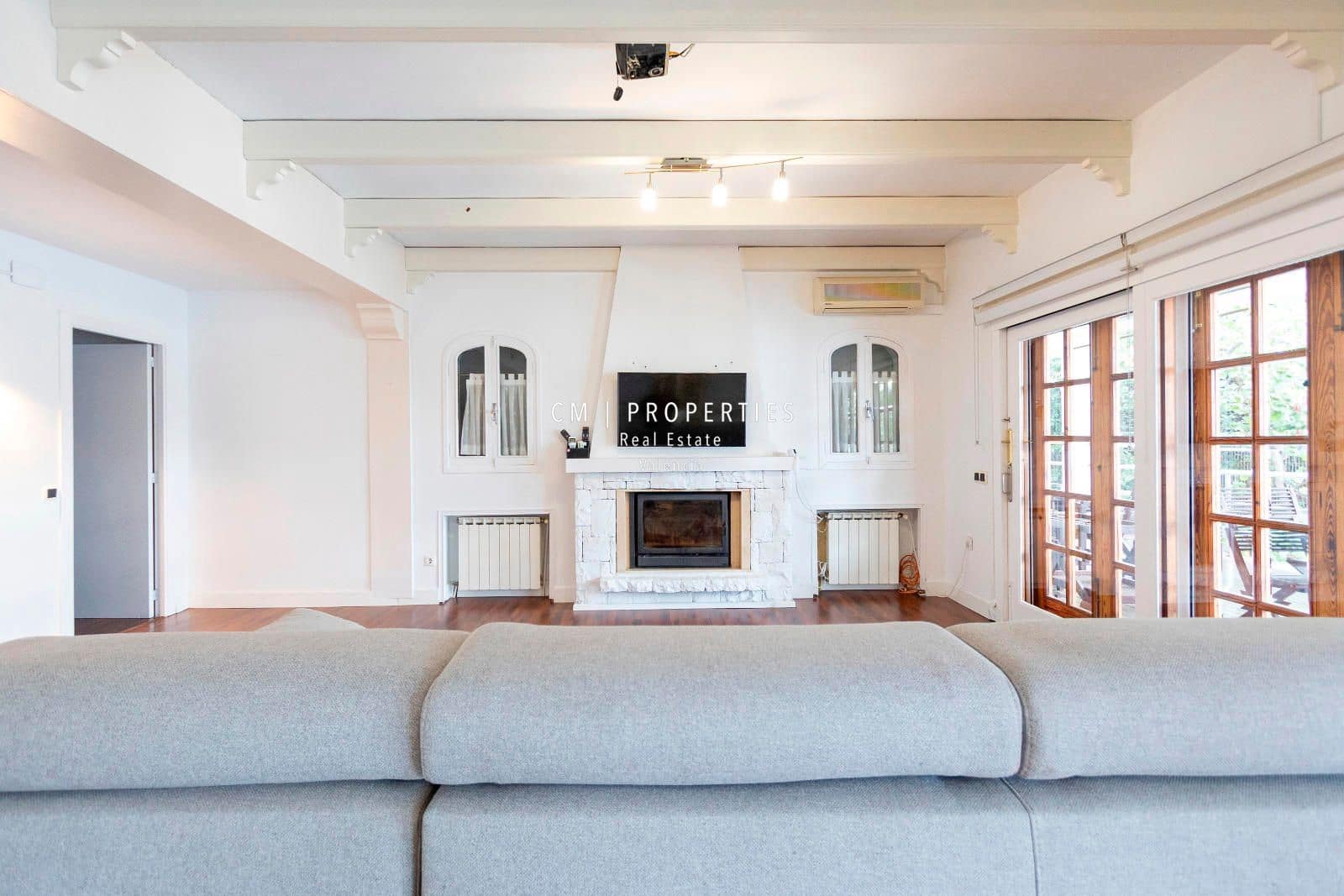 5 bedroom Villa for rent in Paterna with pool garage - € 4,000 (Ref: 8655919)