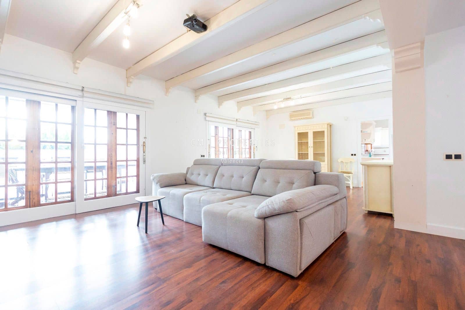 5 bedroom Villa for rent in Paterna with pool garage - € 4,000 (Ref: 8655919)