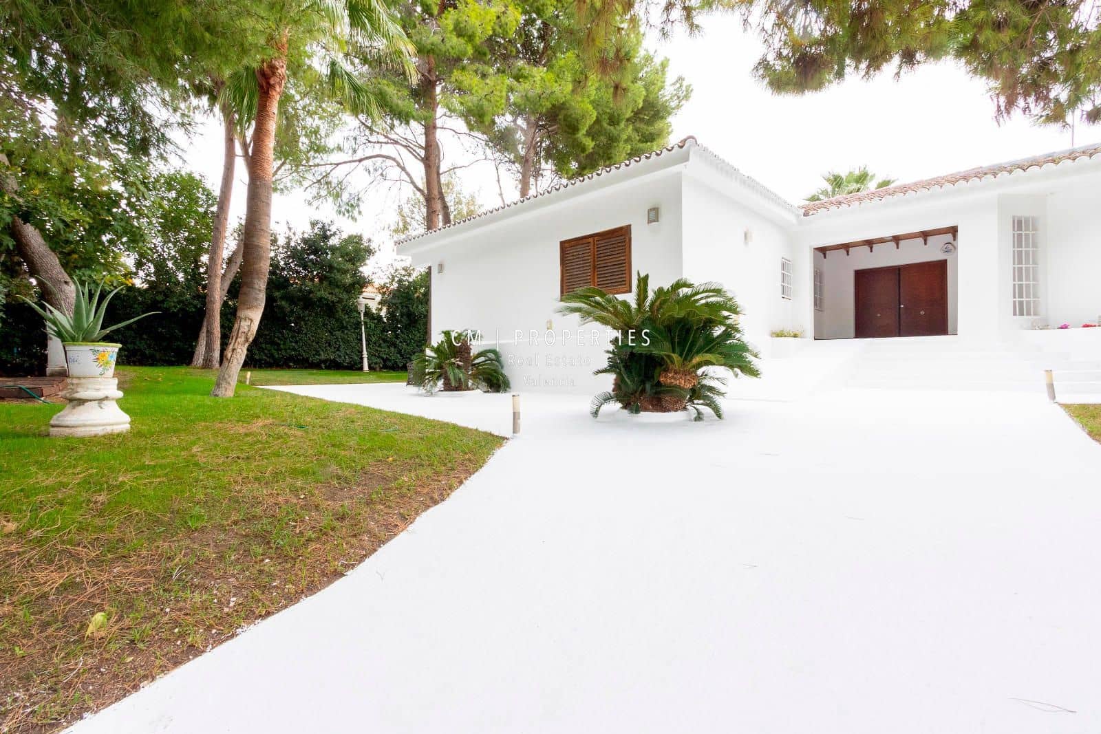 5 bedroom Villa for rent in Paterna with pool garage - € 4,000 (Ref: 8655919)