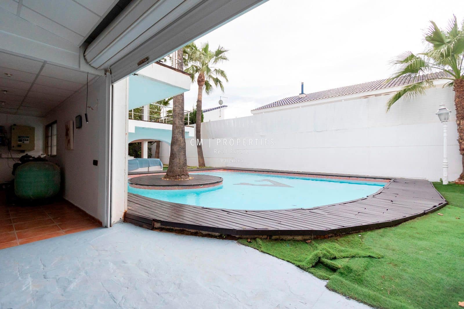 5 bedroom Villa for rent in Paterna with pool garage - € 4,000 (Ref: 8655919)