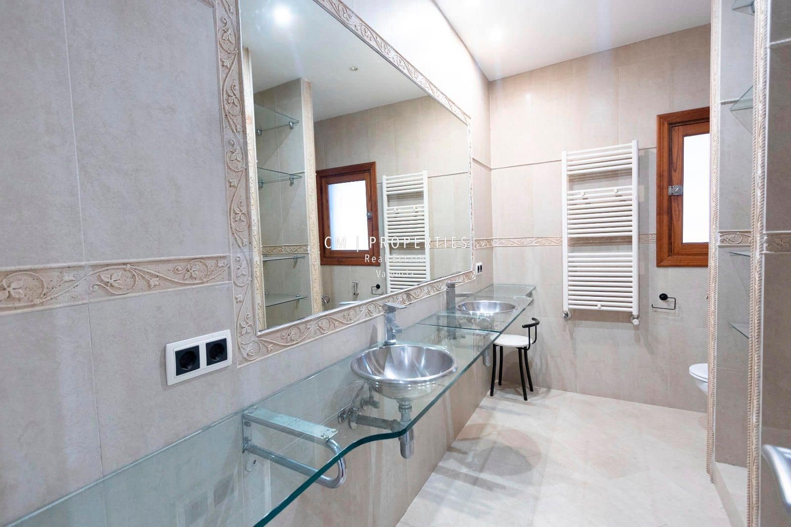 5 bedroom Villa for rent in Paterna with pool garage - € 4,000 (Ref: 8655919)