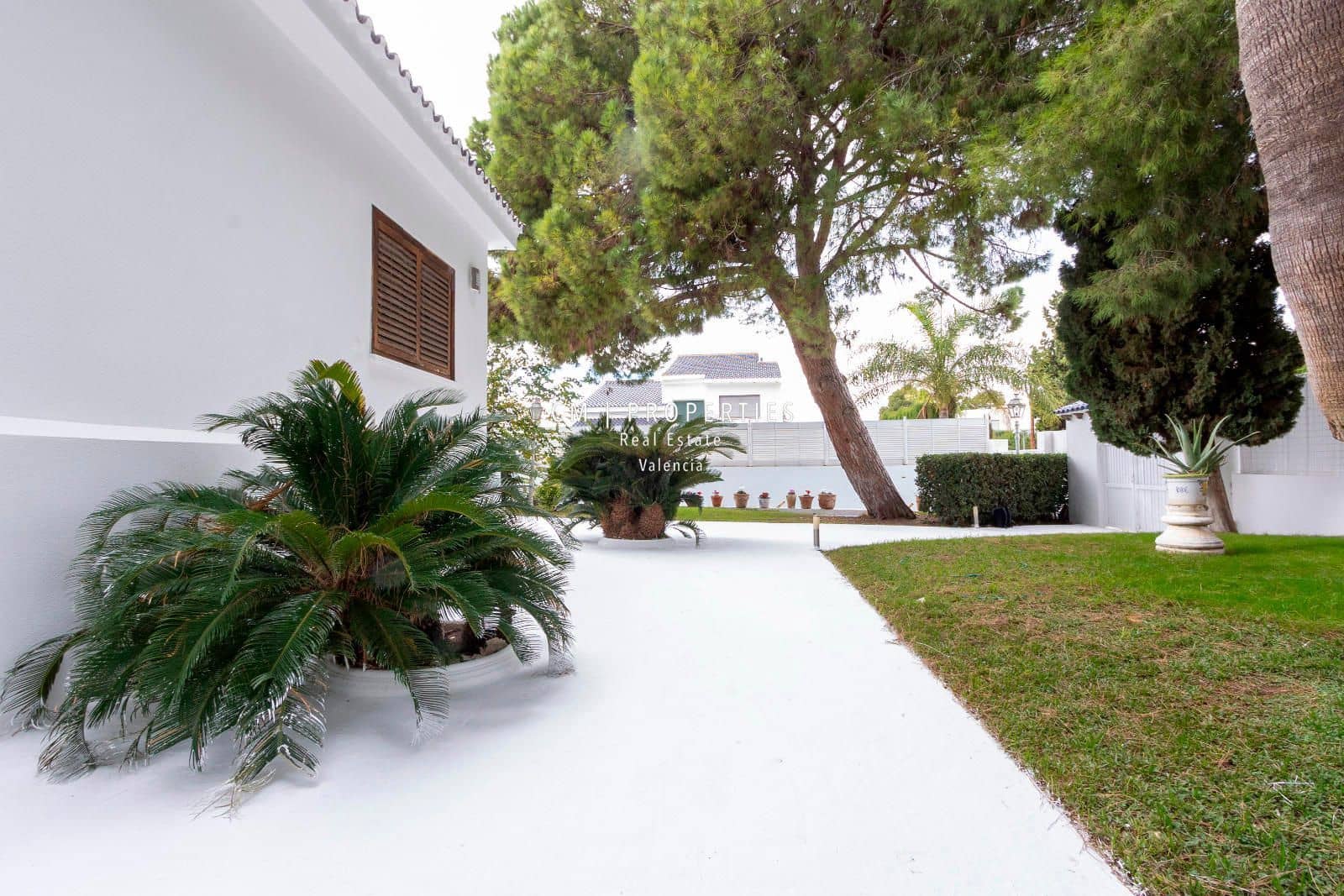 5 bedroom Villa for rent in Paterna with pool garage - € 4,000 (Ref: 8655919)