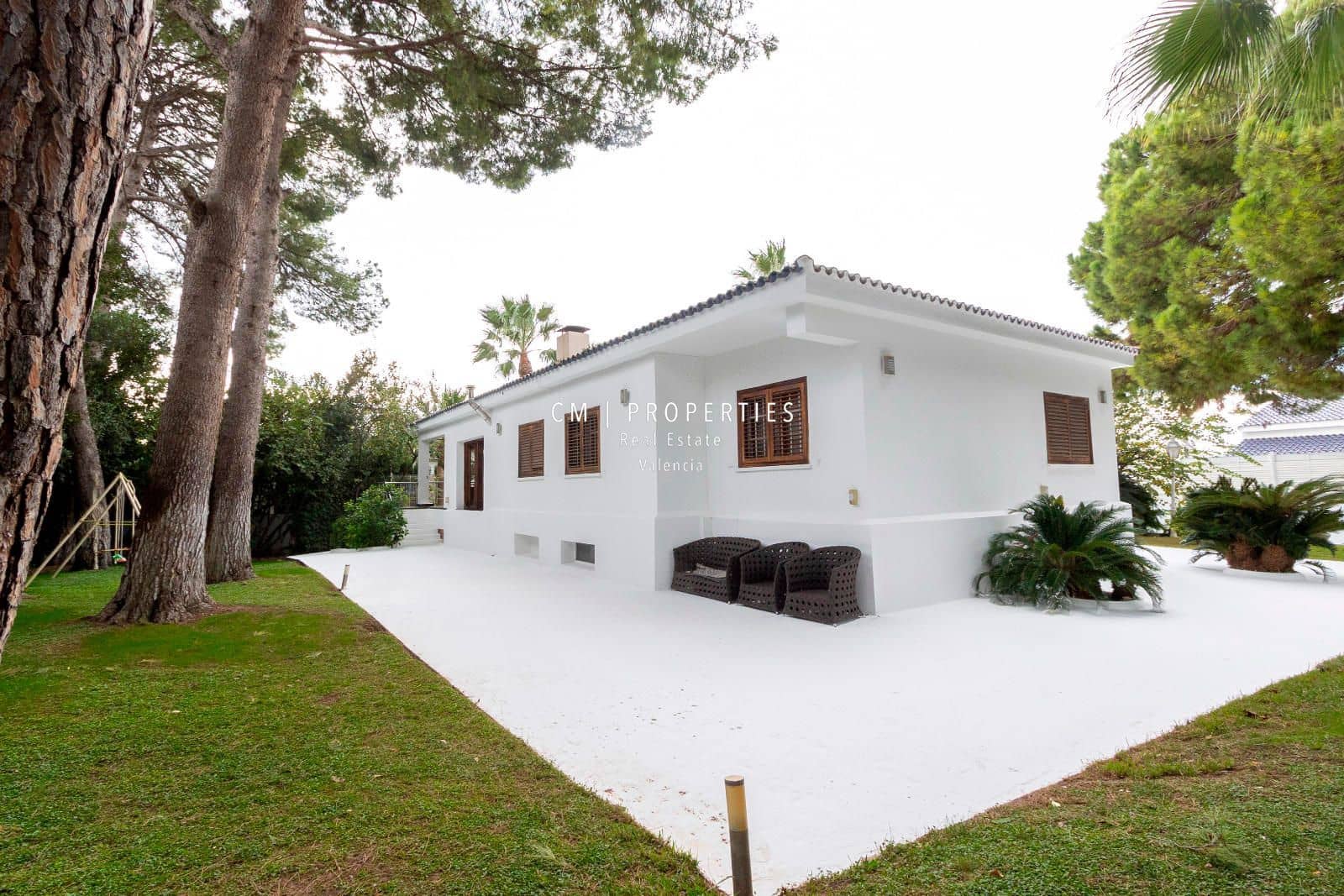 5 bedroom Villa for rent in Paterna with pool garage - € 4,000 (Ref: 8655919)
