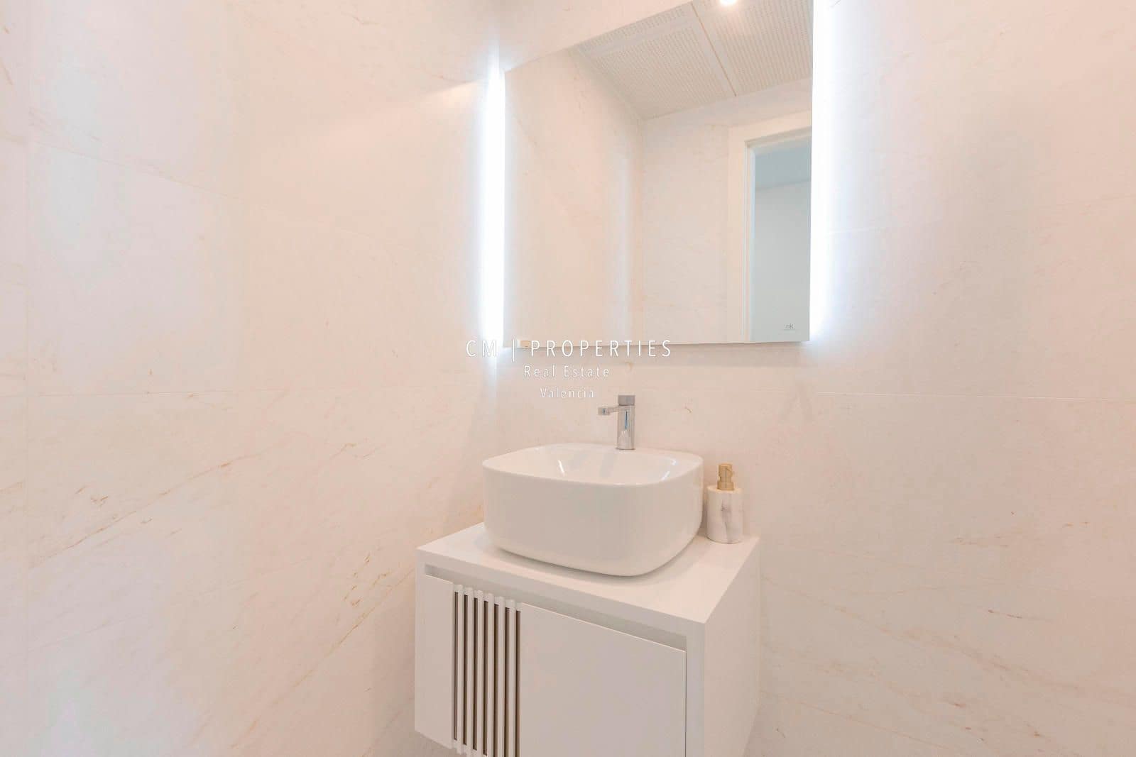 3 bedroom Flat for rent in Valencia city with pool garage - € 3,400 (Ref: 8906506)