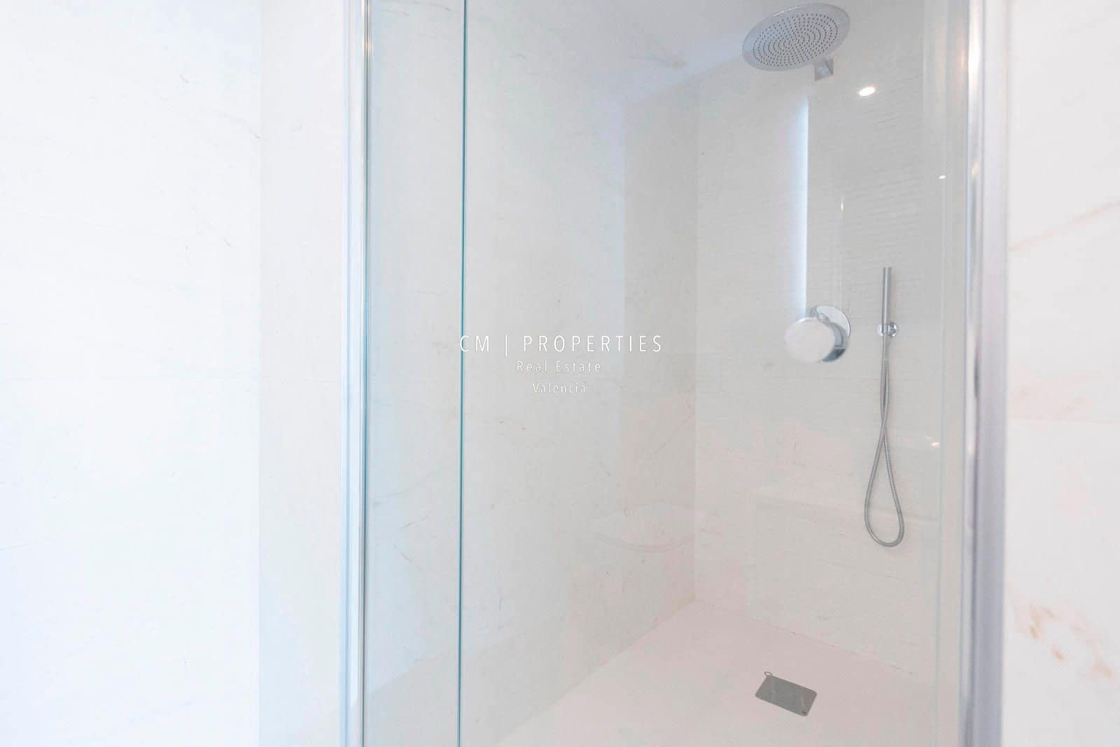 3 bedroom Flat for rent in Valencia city with pool garage - € 3,400 (Ref: 8906506)