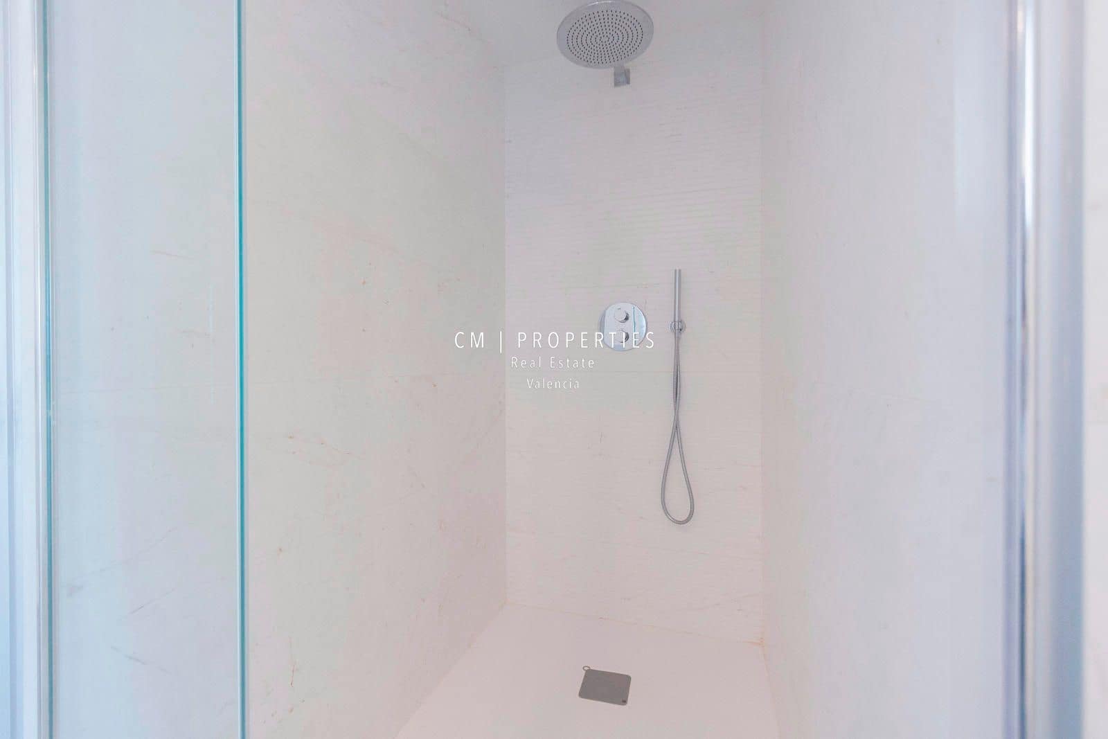 3 bedroom Flat for rent in Valencia city with pool garage - € 3,400 (Ref: 8906506)