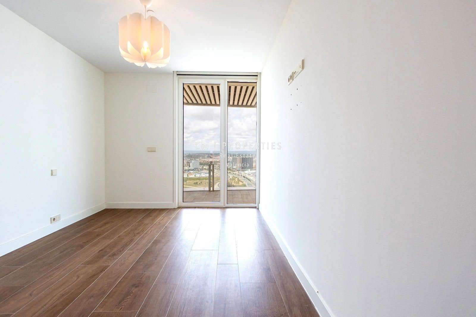 3 bedroom Flat for rent in Valencia city with pool garage - € 3,400 (Ref: 8906506)