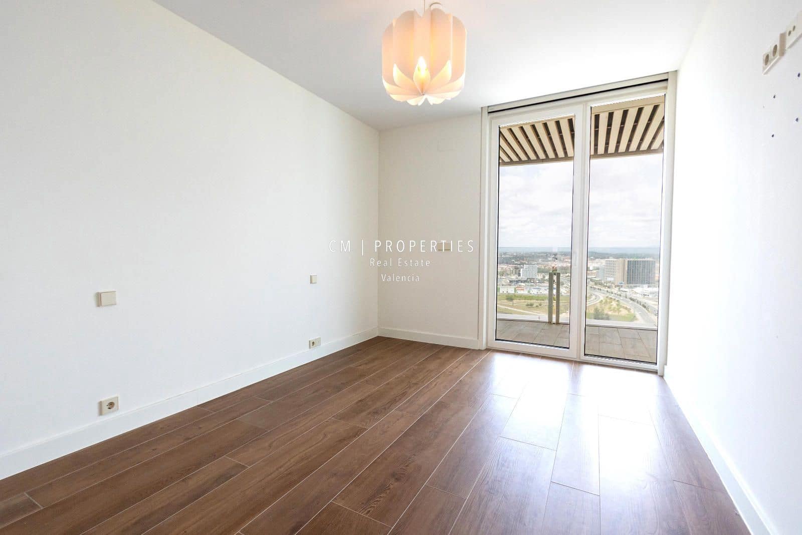 3 bedroom Flat for rent in Valencia city with pool garage - € 3,400 (Ref: 8906506)