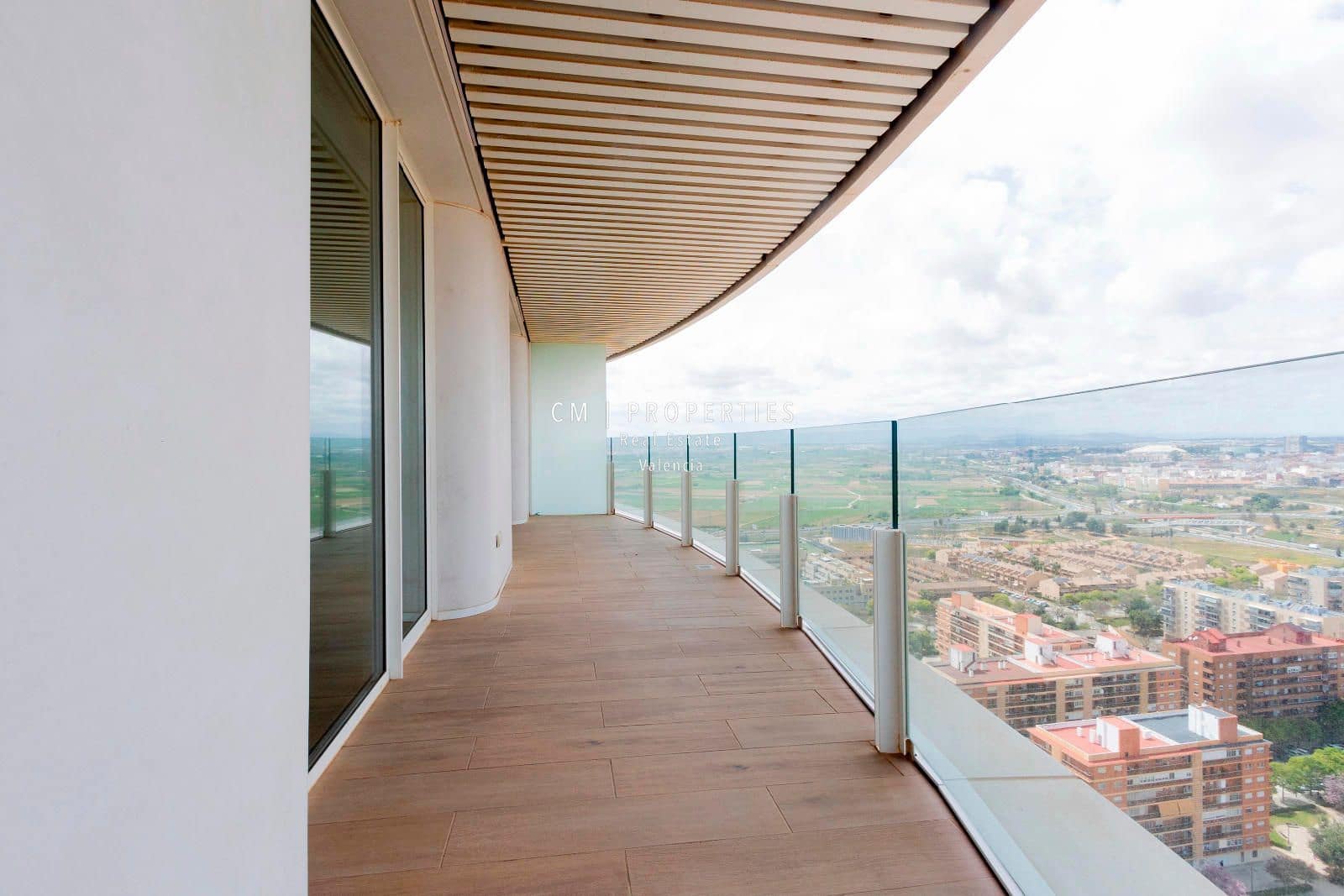 3 bedroom Flat for rent in Valencia city with pool garage - € 3,400 (Ref: 8906506)