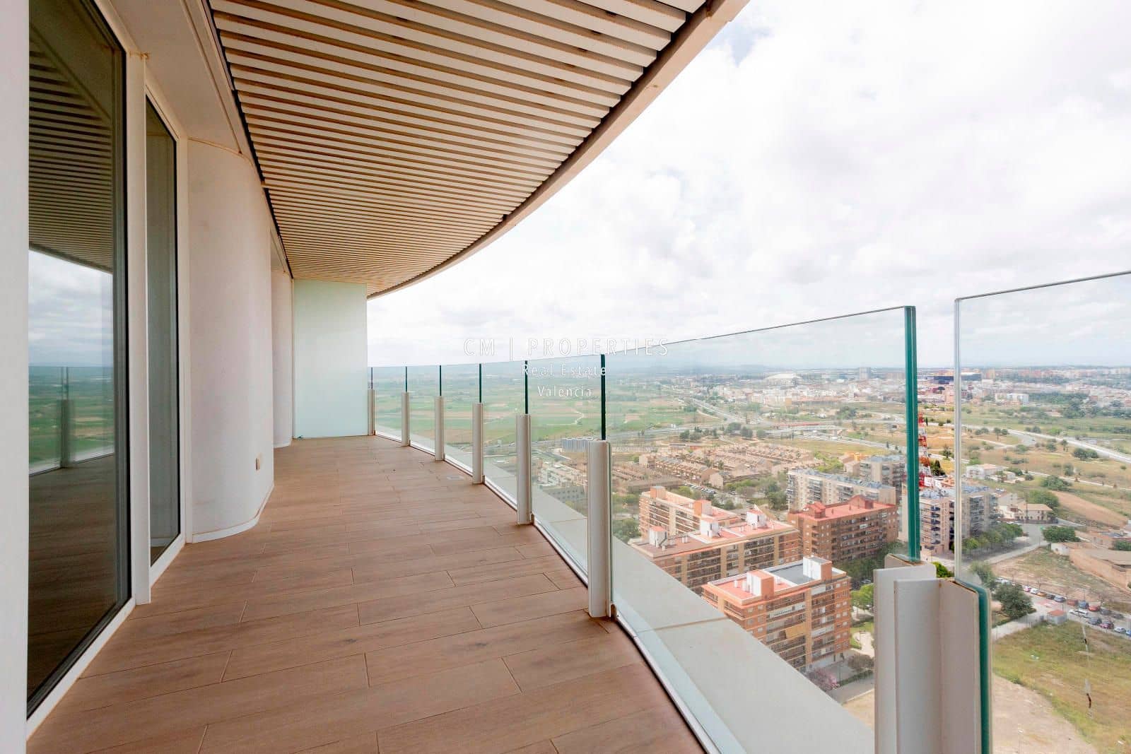 3 bedroom Flat for rent in Valencia city with pool garage - € 3,400 (Ref: 8906506)