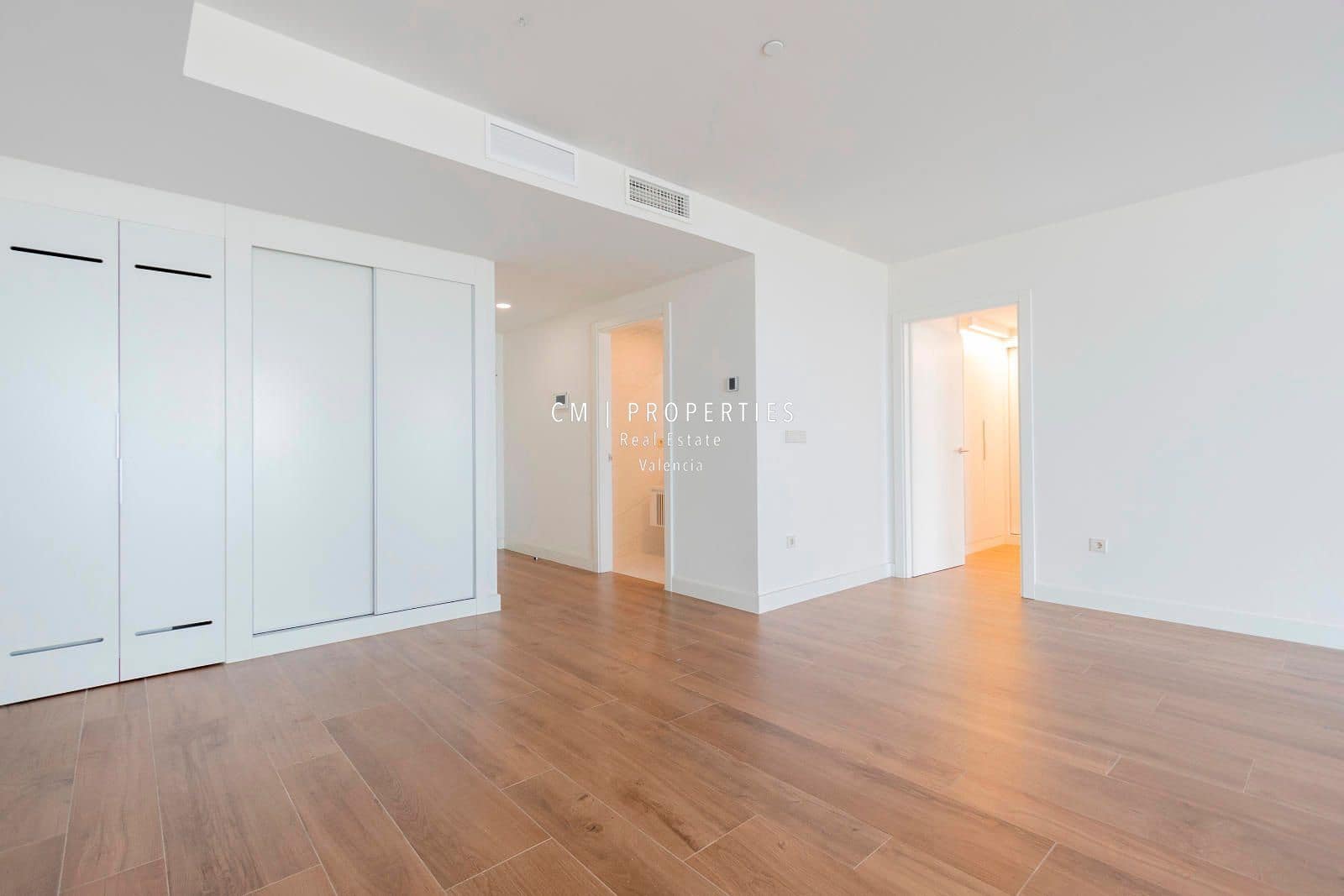 3 bedroom Flat for rent in Valencia city with pool garage - € 3,400 (Ref: 8906506)