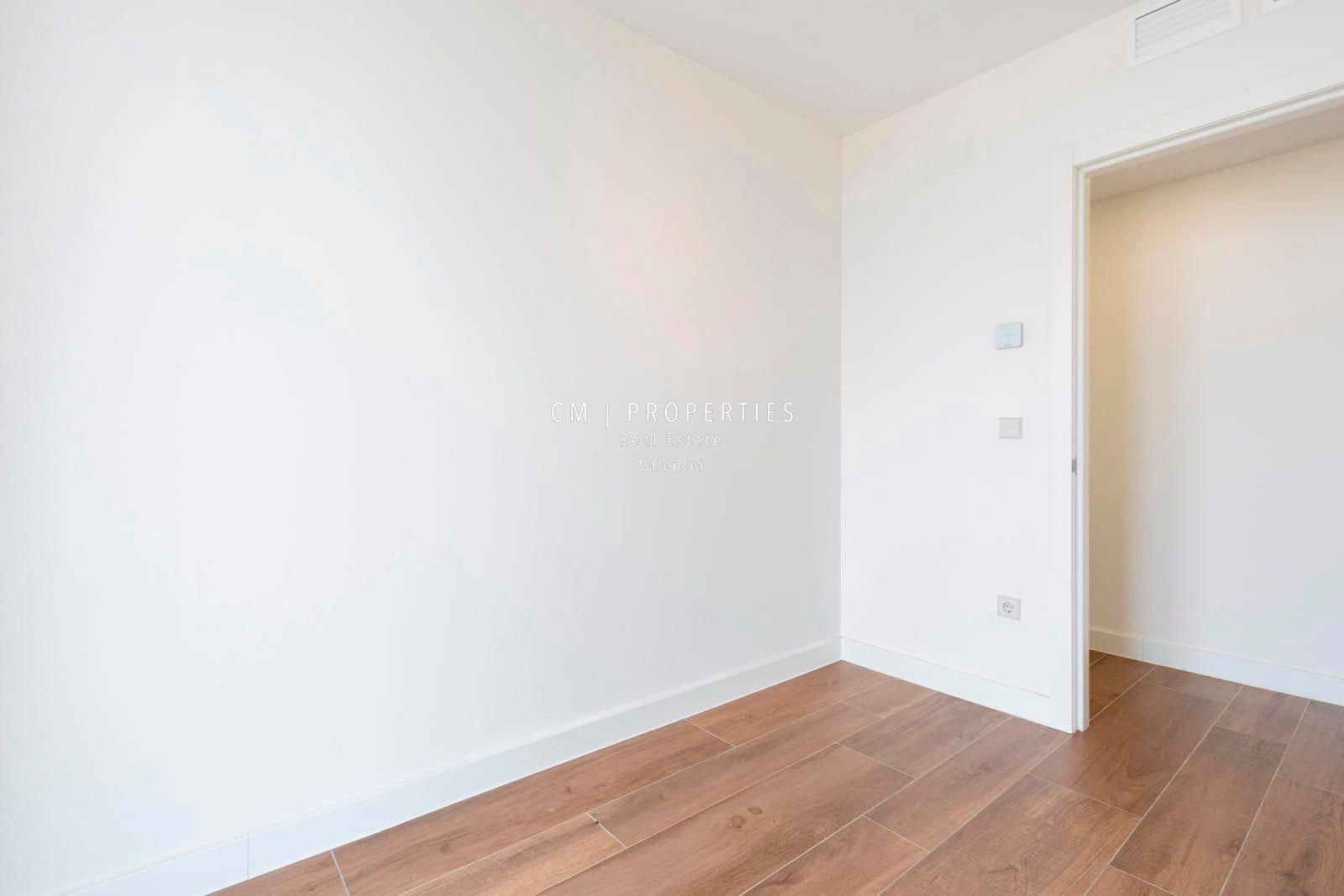 3 bedroom Flat for rent in Valencia city with pool garage - € 3,400 (Ref: 8906506)