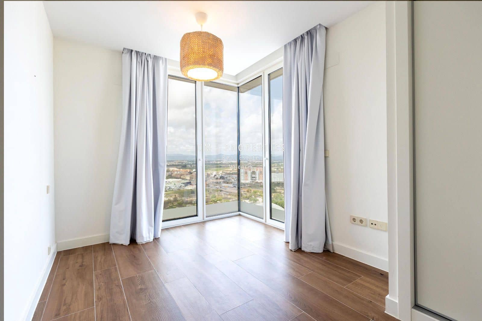 3 bedroom Flat for rent in Valencia city with pool garage - € 3,400 (Ref: 8906506)