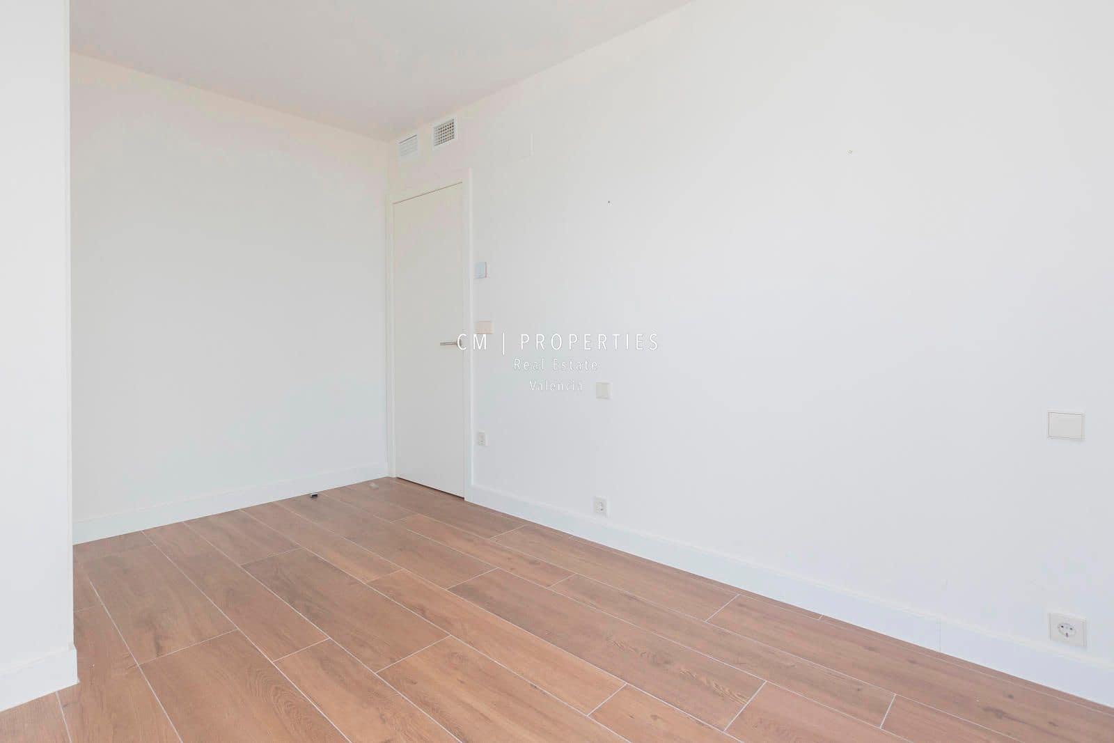 3 bedroom Flat for rent in Valencia city with pool garage - € 3,400 (Ref: 8906506)