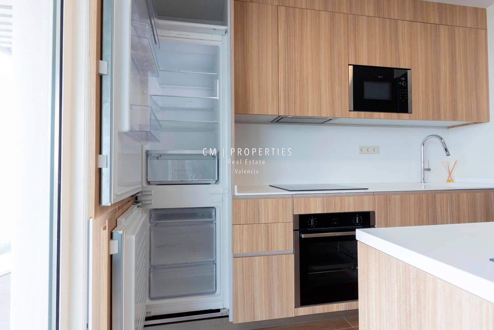 3 bedroom Flat for rent in Valencia city with pool garage - € 3,400 (Ref: 8906506)