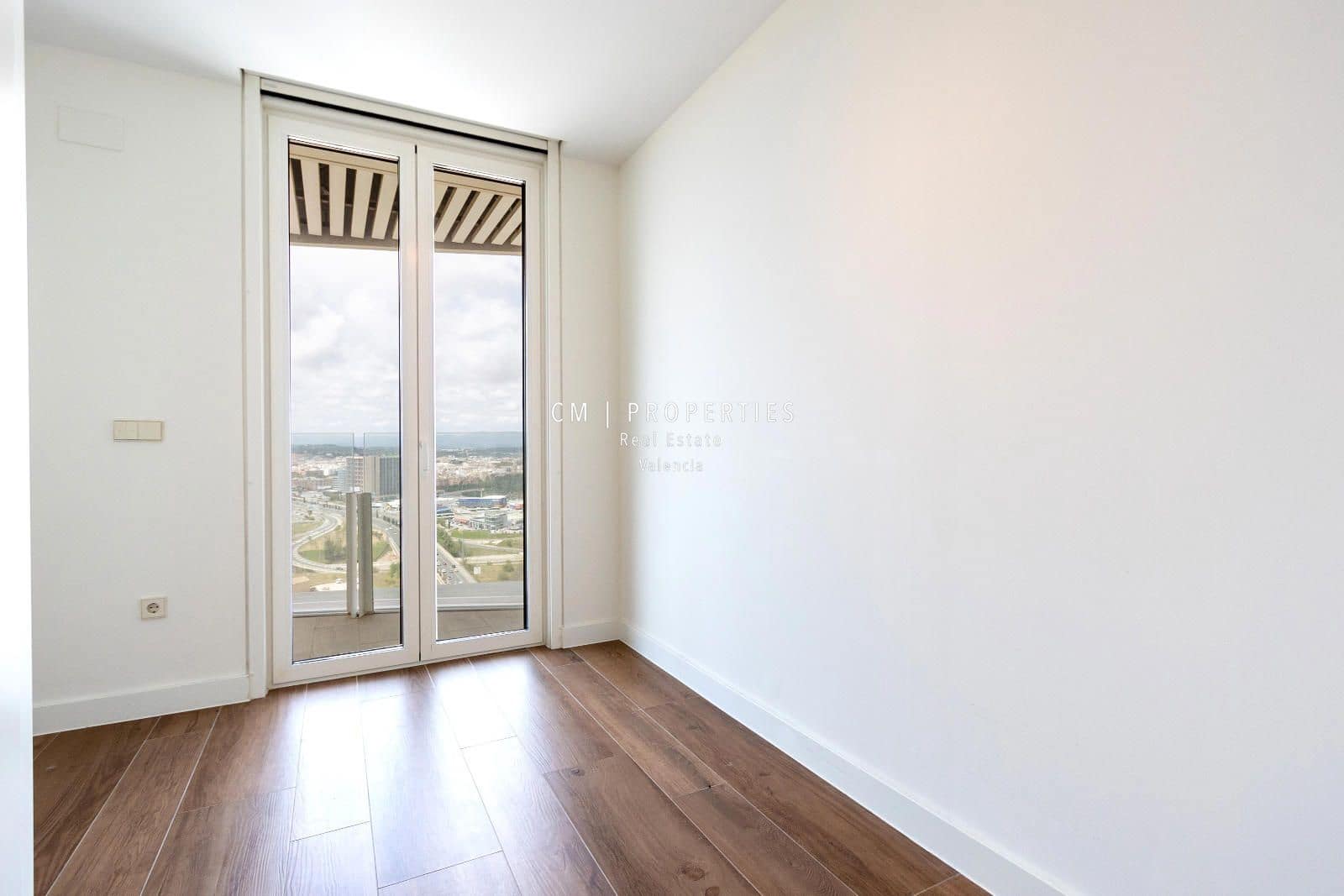 3 bedroom Flat for rent in Valencia city with pool garage - € 3,400 (Ref: 8906506)