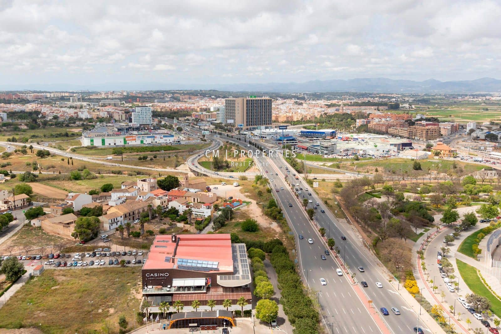 3 bedroom Flat for rent in Valencia city with pool garage - € 3,400 (Ref: 8906506)