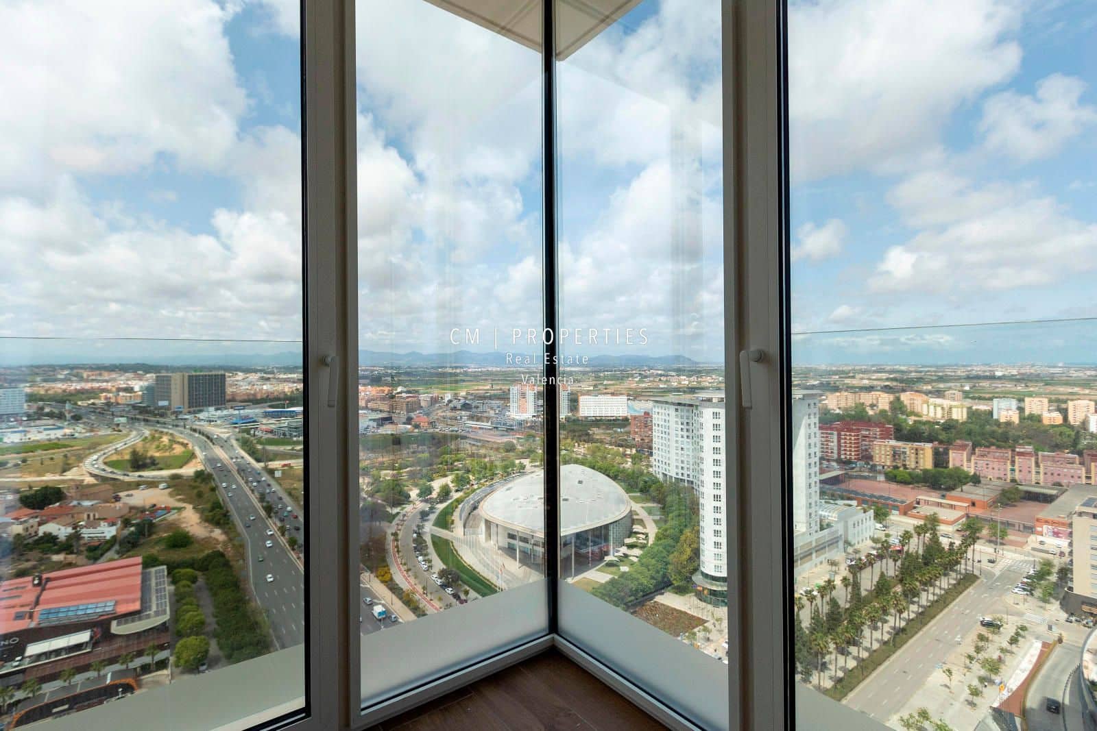 3 bedroom Flat for rent in Valencia city with pool garage - € 3,400 (Ref: 8906506)