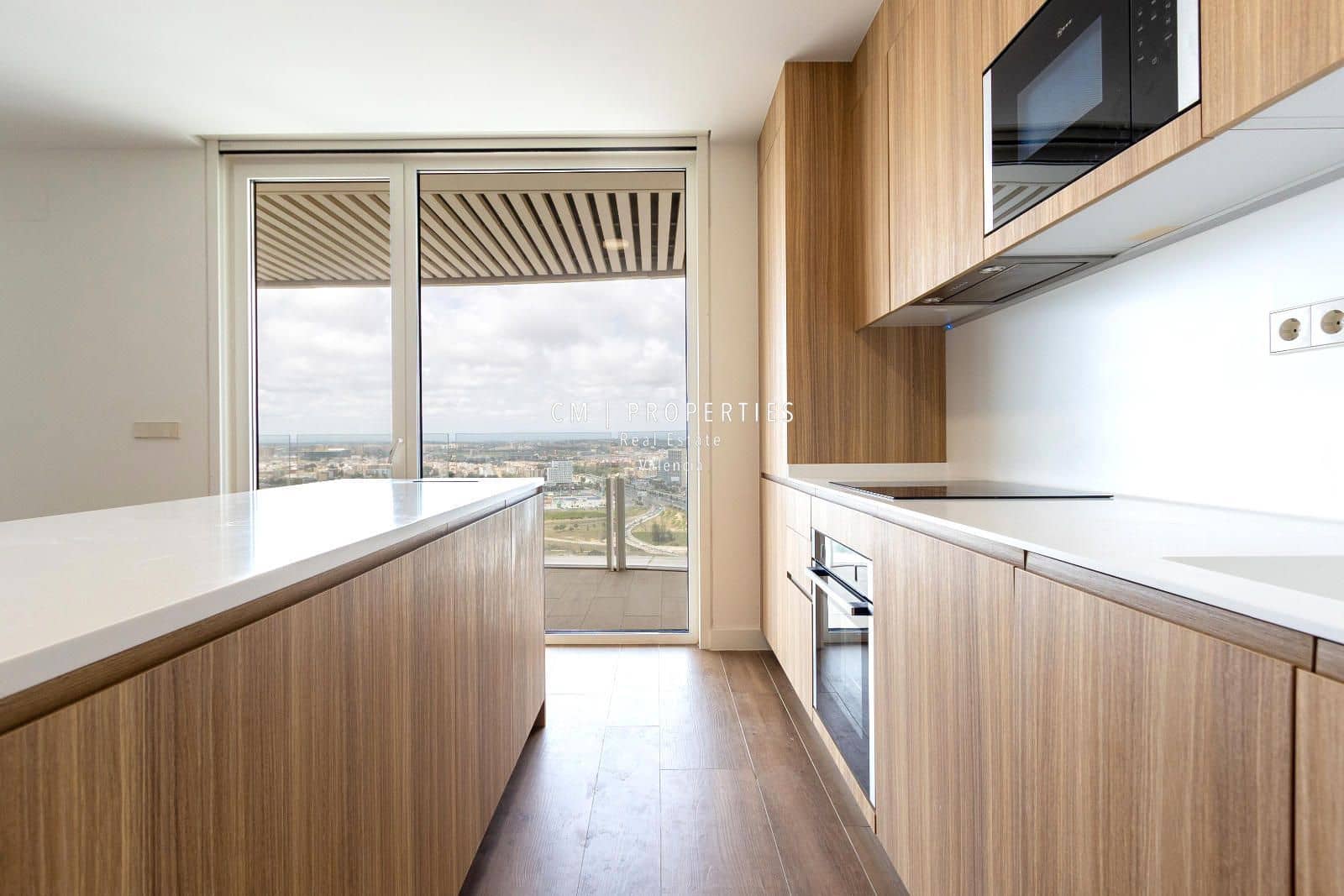 3 bedroom Flat for rent in Valencia city with pool garage - € 3,400 (Ref: 8906506)