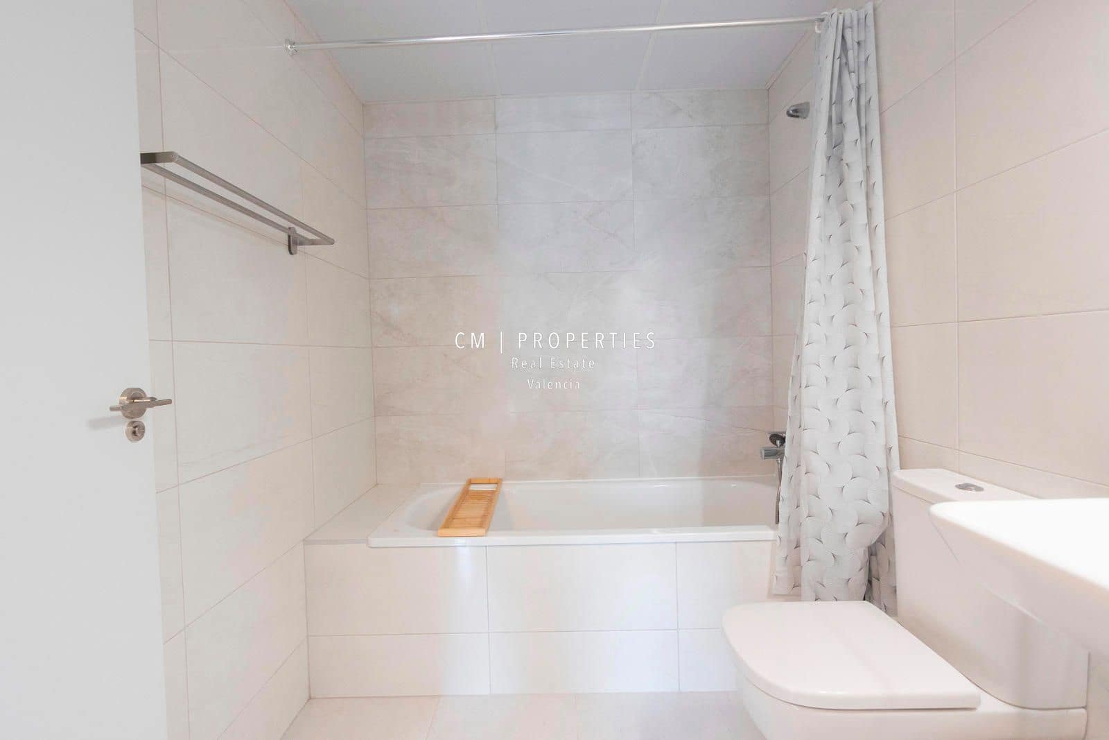 3 bedroom Flat for rent in La Pobla de Vallbona with pool garage - € 1,500 (Ref: 8925255)